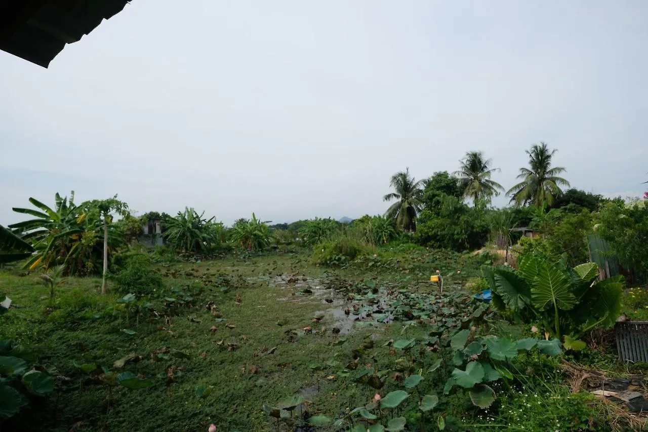 Tung'S Tropika - With A Wooden Hut By A Lake Ipoh 0*,